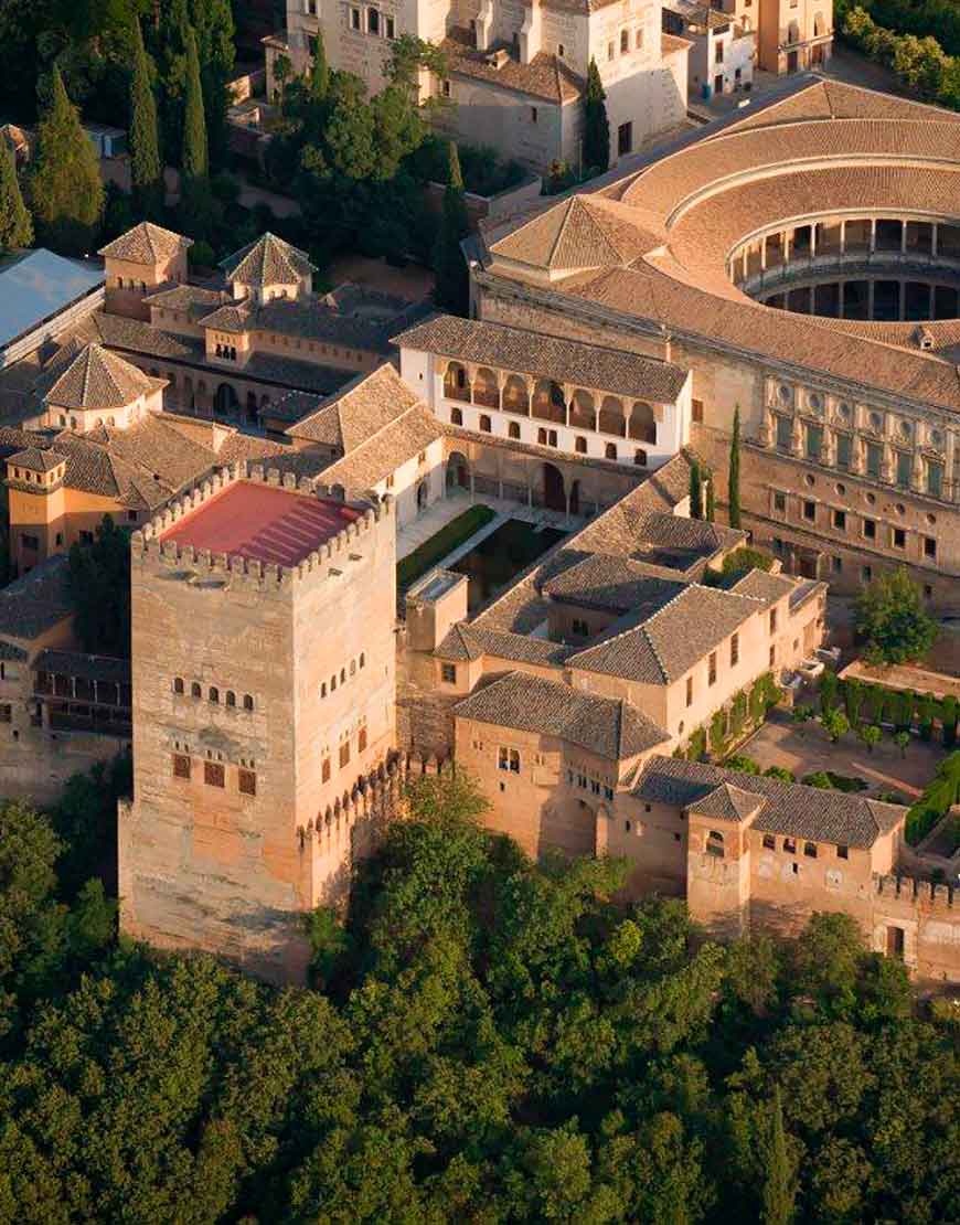 Alhambra ab Sevilla mit Führung und Transfer